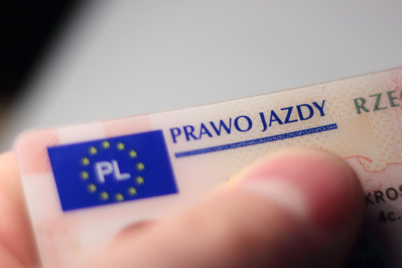 Wynajem busa dostawczego – jakie prawo jazdy obowiązuje?